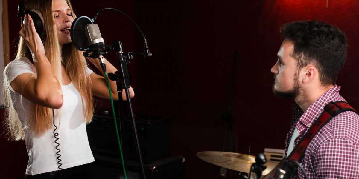 Singing Coaches vs Vocal Instructors: What’s the Difference and Who Do You Need?