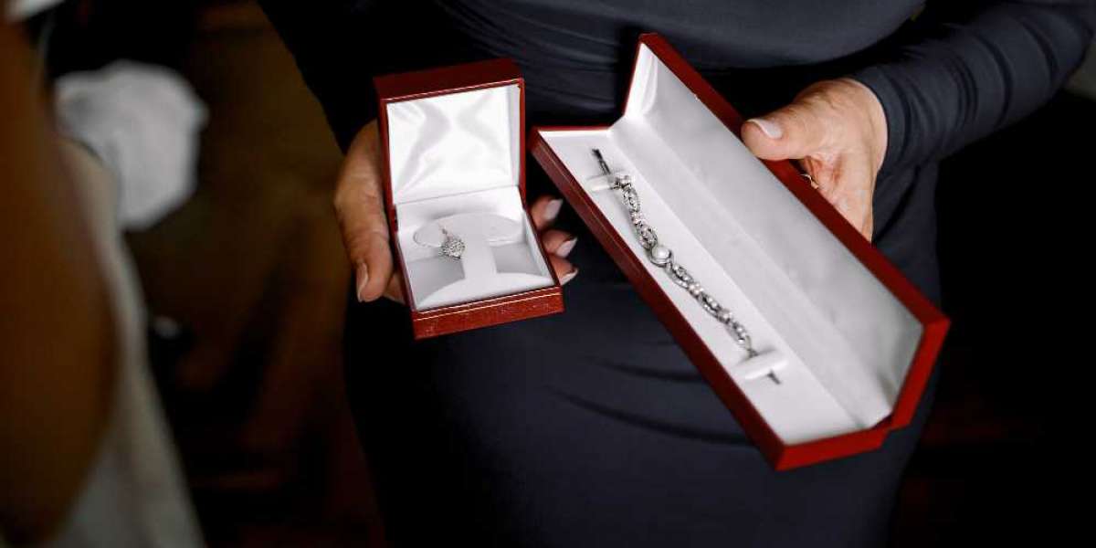 How to Create a Memorable Gift Experience with a Personalised Jewellery Box