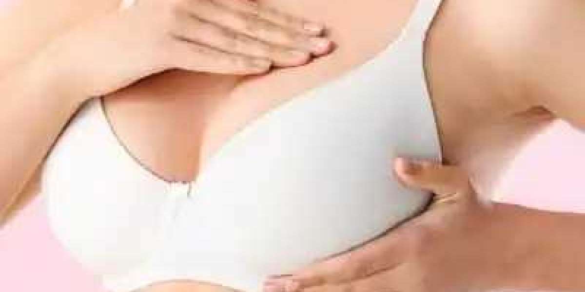 تكبير الثدي في الرياض: الفوائد والمخاطر ومعايير السلامة