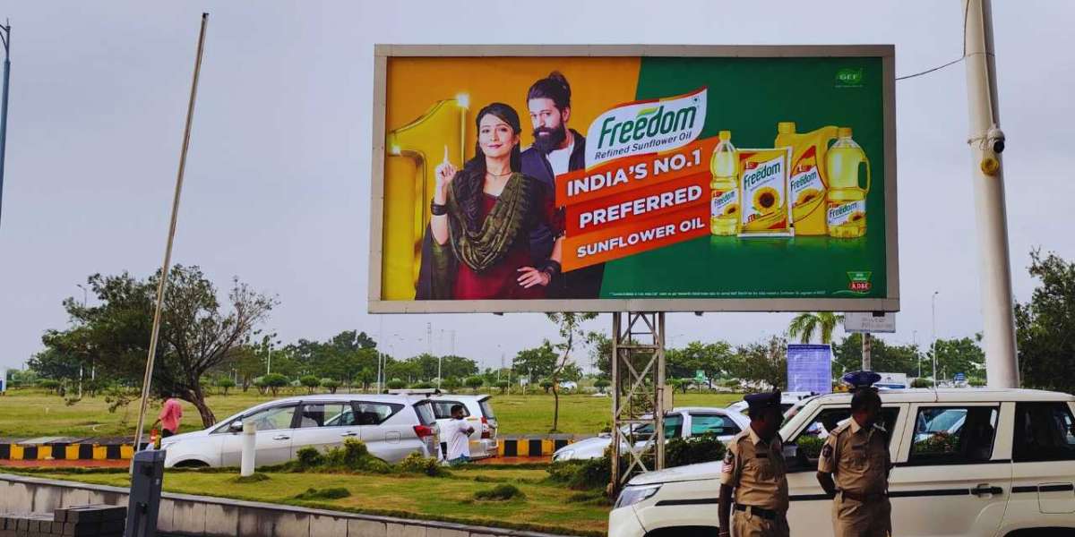 Understanding OOH and DOOH Advertising in Modern Outdoor Media